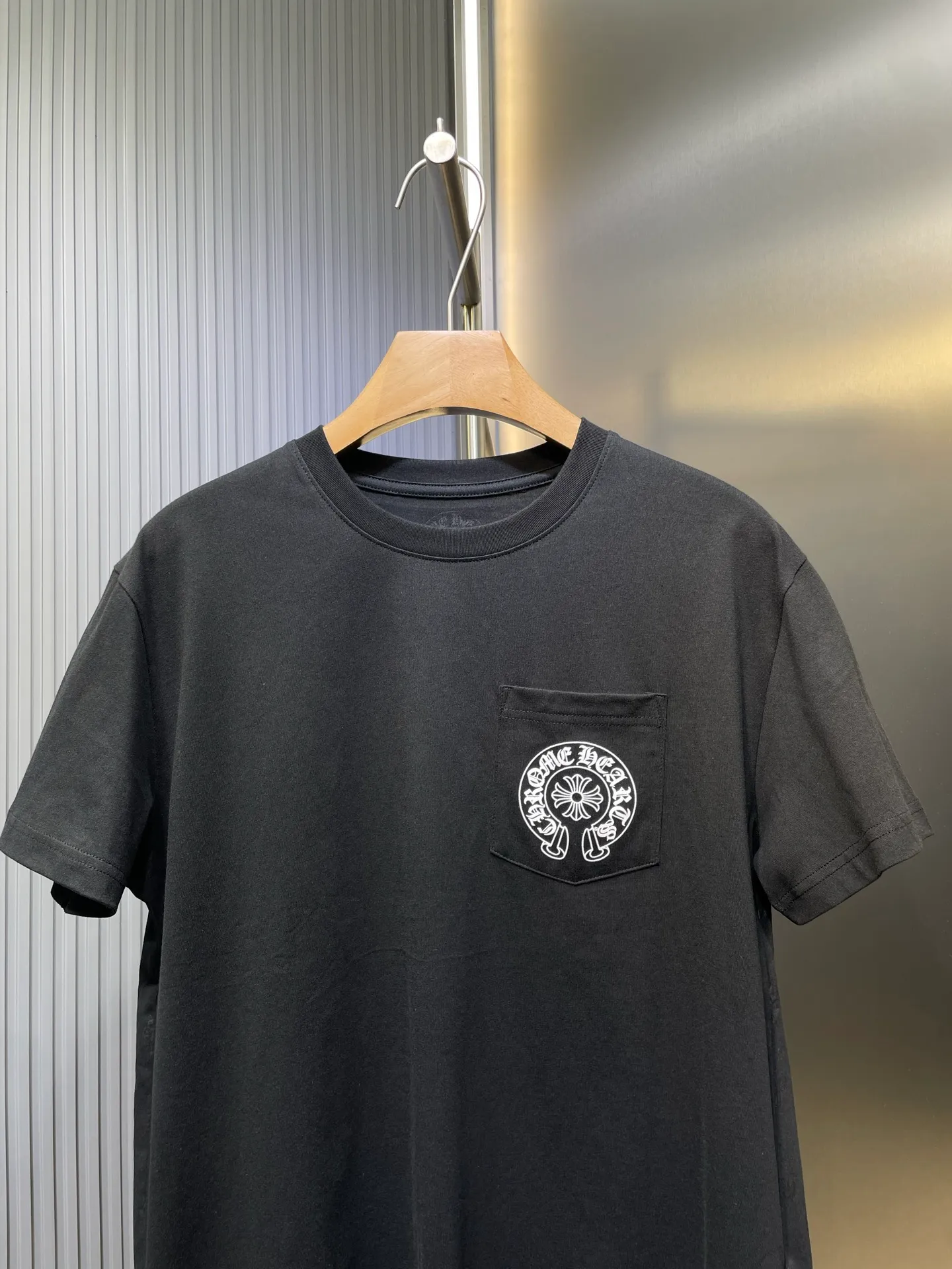 🅿️280 Chrome Hearts 🌟【Top Original】20th Anniversary Vegas Limited Short Sleeves Process description: The fabric is made of 26-woven 200g cotton, ready-to-wear washing process, the printing uses ink printing process + photo glue process, the overall routing is straight and delicate, the fabric is comfortable and soft, the color is consistent and no color difference. It can be matched with the same style to create a fashionable look, control various occasions, customized accessories, complete three standards, the same style for men and women! ⚠️Color: black and white ⚠️Size: SML